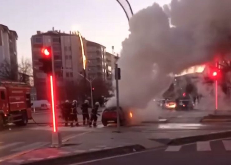 Elektrik aksamı şase yapan otomobil alev topuna döndü