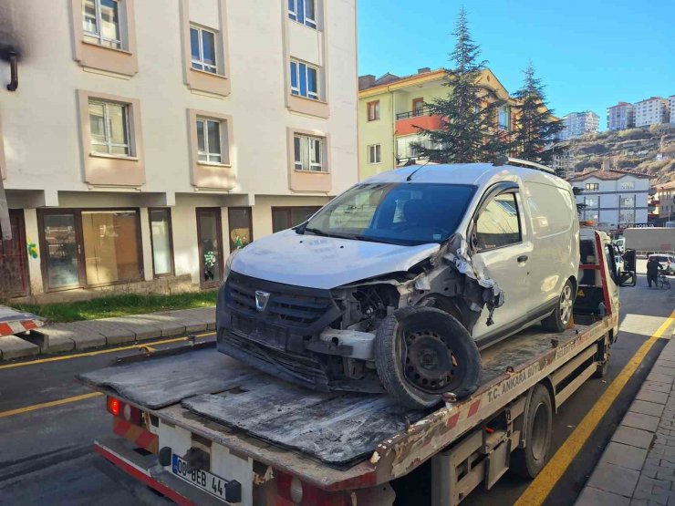 Ankara’da asfalt silindiri yokuşta kayarak 7 araca çarptı