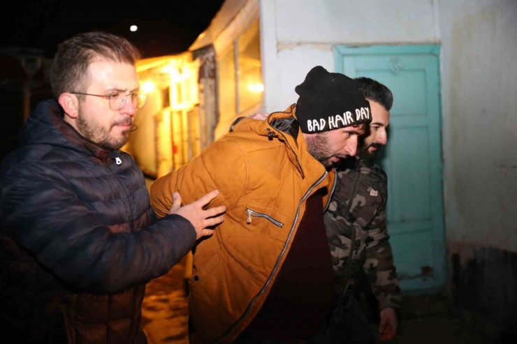 Polisi görünce elinde bıçakla çatıya kaçtı, 2 saatlik çabayla ikna edildi