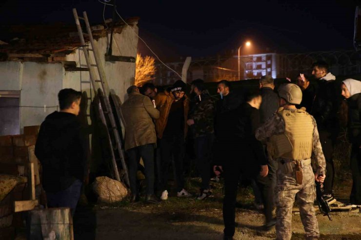 Polisi görünce elinde bıçakla çatıya kaçtı, 2 saatlik çabayla ikna edildi