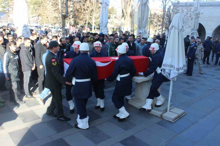 Evinde hayatını kaybeden emekli Astsubay toprağa verildi