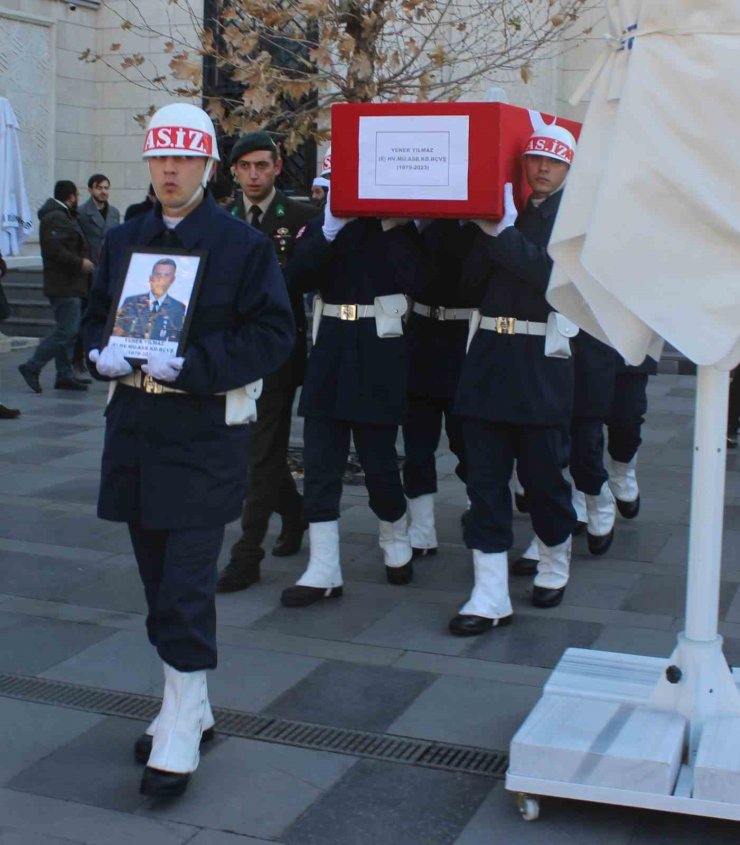 Evinde hayatını kaybeden emekli Astsubay toprağa verildi