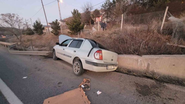 Otomobil yoldan çıkıp bariyere çarptı: 4 yaralı