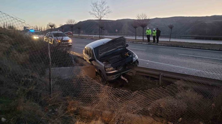 Otomobil yoldan çıkıp bariyere çarptı: 4 yaralı