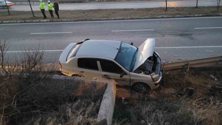 Otomobil yoldan çıkıp bariyere çarptı: 4 yaralı