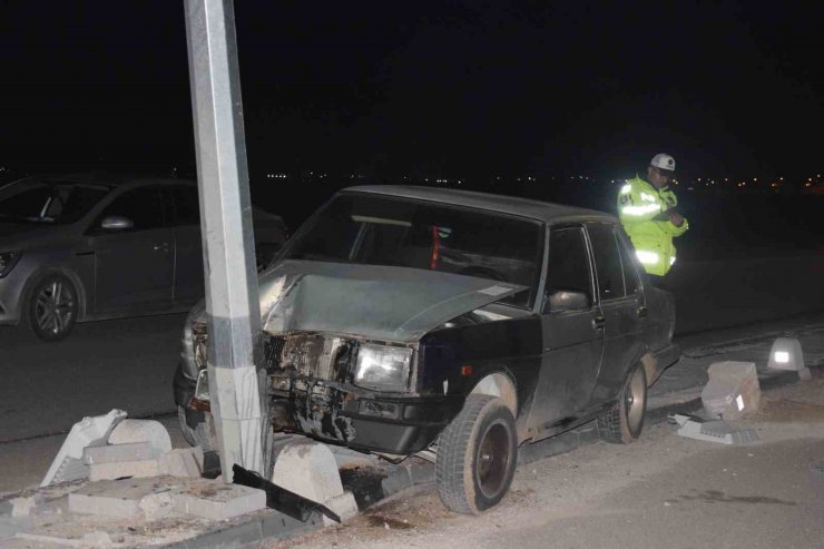 Otomobil aydınlatma direğine çarptı: 1 yaralı