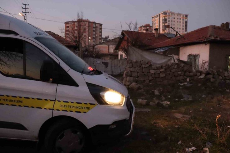 Bıçağın üzerine düşen kadın ağır yaralandı