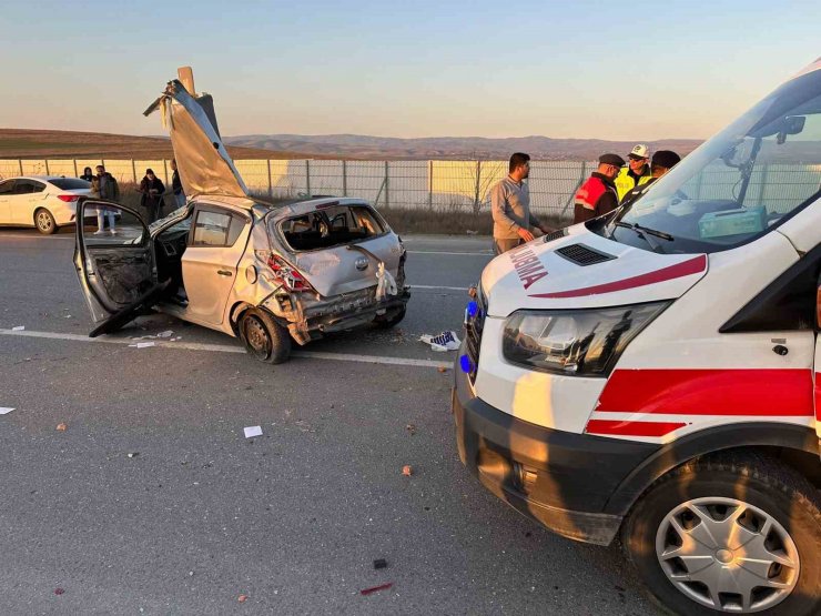 Eskişehir’de kavşakta meydana gelen kazada 1’i ağır 3 kişi yaralandı