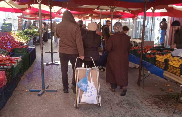 Semt pazarında yeni yıl yoğunluğu