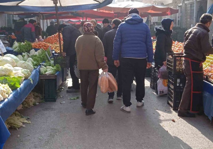 Semt pazarında yeni yıl yoğunluğu