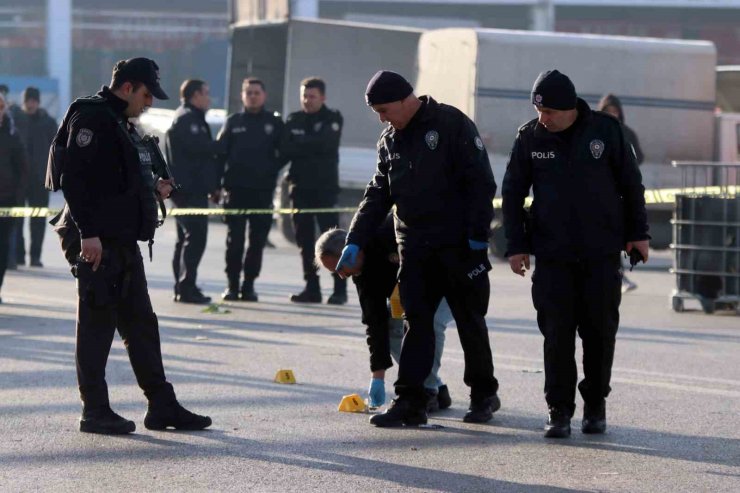 Hal kompleksinde kanlı karşılaşma: 1’i ağır 2 yaralı