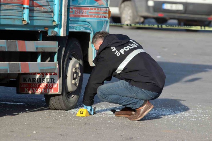 Hal kompleksinde kanlı karşılaşma: 1’i ağır 2 yaralı