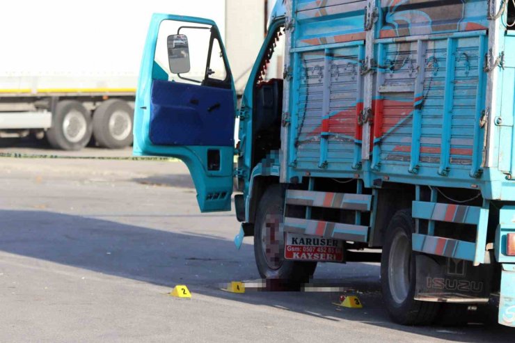 Hal kompleksinde kanlı karşılaşma: 1’i ağır 2 yaralı