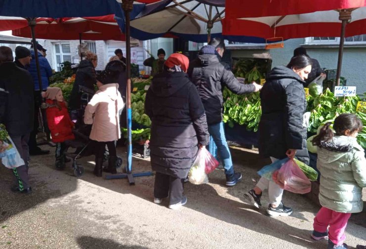 Semt pazarında yeni yıl yoğunluğu