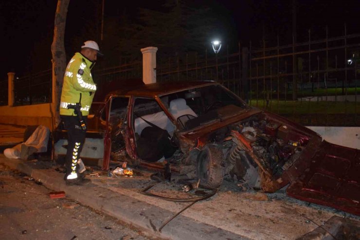 Karşı şeride geçip duvara çarpan araç hurdaya döndü: 1 yaralı