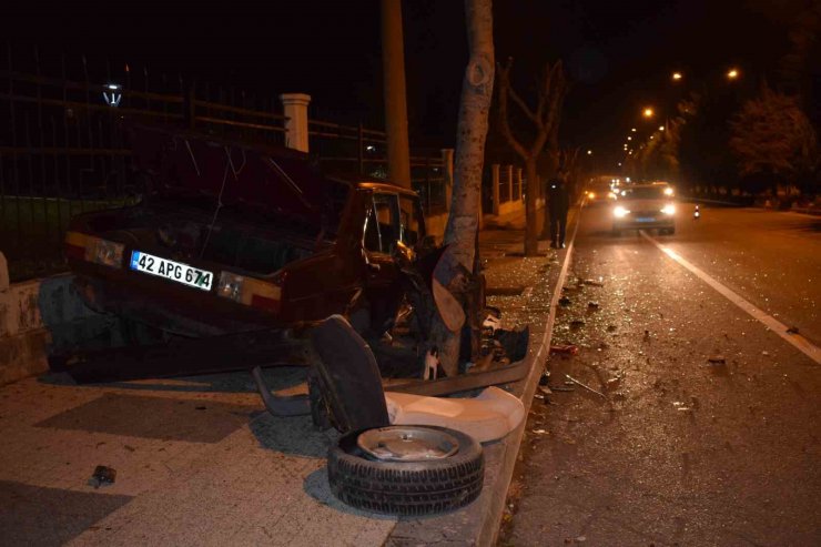 Karşı şeride geçip duvara çarpan araç hurdaya döndü: 1 yaralı