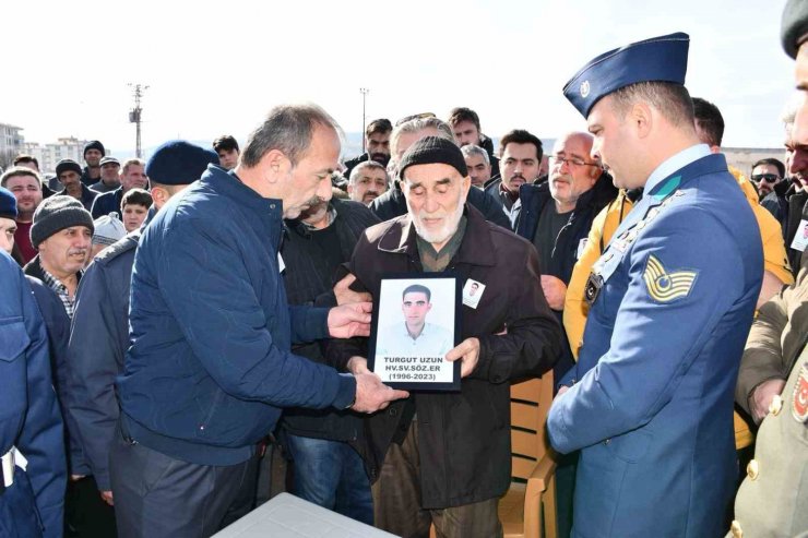 Cinayete kurban giden sözleşmeli er son yolculuğuna uğurlandı