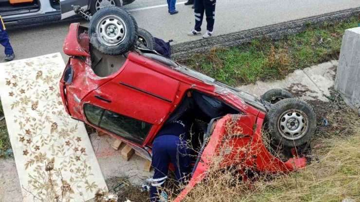 Takla atan otomobil hurdaya döndü: Baba öldü, oğlu ağır yaralandı